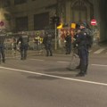 (VIDEO) Vlasnici lokala u Kralja Milana stavljaju zaštitne drvene blokove na izloge