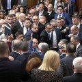 Napeta atmosfera, zapaljiva retorika i gomila uvreda: Regularne stavke na zasedanjima srpskog parlamenta