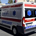 Nesreća u Ugrinovcima: Automobil sleteo u kanal, mladić teško povređen