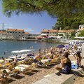 „Sledeća faza su ležaljke na sprat“: Fotka s crnogorske plaže na koju svi imaju komentar