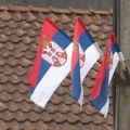 Zastava Srbije nalepljena na tablu s nazivom ambasade Kosova u Zagrebu