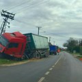 Sudar kamiona i automobila na Apatinskom putu u selu Prigrevica, vozač automobila teško povređen