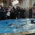 Skandalozno plivanje za časni krst: Snimak razbesneo vernike: Bolje da nije ni plivao, sramota (video)