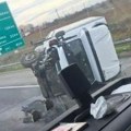 Teška nesreća na Obilaznici kod Surčina: Prevrnuo se kamion