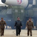 Simulirani nuklearni kontranapad: Severna Koreja ispalila rakete iz supervelikih višecevnih bacača - Kim nadgledao vežbu