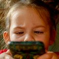 Ekspertski izveštaj: Deca ne bi trebalo da koriste telefone pre 13. godine