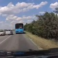 Jeziv snimak iz temerina: Preticao autobus, pa ženi razvalio retrovizor: Tragedija izbegnuta za dlaku! (video)