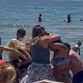 Žestok okršaj žena na plaži: Ovo se ne viđa svaki dan, nećete verovati šta je razlog (video)