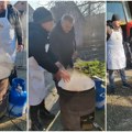 Poljoprivrednici opet kuvali gulaš za studente koji protestuju: Za Novu godinu najavili tri praseta