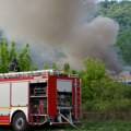 Prve fotografije sa mesta požara Na Železničkoj stanici Gore putnički vagoni, kulja gusti dim (FOTO)