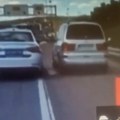 (Video) Vozilo mahnito bežalo od policije od Niša do Beograda: Dramatična filmska potera na auto-putu: Probio naplatnu rampu…