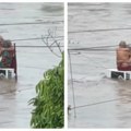 Baka i deka postali simbol nade: Poplava ih je gutala, ali njihova ljubav ih je spasila – priča koja će vas rasplakati (video)…