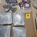 (Foto) Pronađeni kokain i pet kilograma marihuane u stanu u Beogradu: Uhapšen mladić (26)