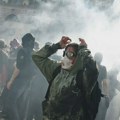 Francuska policija obustavlja upotrebu šok-bombi nakon što je srednjoškolac-demonstrant izgubio šaku