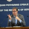 Kako Vučić promoviše usluge Telekoma: I ne, nije promoter MTS sa štanda na pijaci