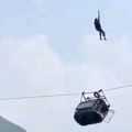 Heroj jedva nosi dete sa žičare! Stravičan snimak spasavanja nad provalijom od 400 metara, obustavljena akcija