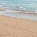 Jezivo! Na popularnoj plaži nađena odsečena noga Žena šetala obalom, pa videla da nešto viri iz peska