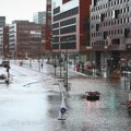 Шокантне слике из Немачке: Јака олуја потопила Хамбург, вода на неким местима била до струка ФОТО