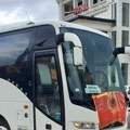 Инцидент у Призрену: Албанац окачио заставу ОВК на српски аутобус, па насрнуо на свештеника