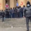 Potpuni haos u Gruziji: Narod pokušava da provali u parlament, ljudi u crnom tuku sve pred sobom (video)