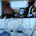 (Video) Stravičan snimak nesreće! Da bi izbegla automobil sletela sa mosta - pola kamiona ostalo da visi