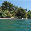 Turisti prave haos na omiljenom ostrvu Srba: Na plaži su zabranjeni suncobrani i ležaljke i stolovi, ali pojedinci su našli…