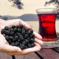 Ledeni čaj od kupina i hibiskusa: Obiluje vitaminima, osvežava i podstiče metabolizam