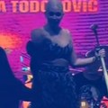 (Video) "Šta hoćeš, da me biješ sa: Tim?" Milica Todorović na nastupu pustila Desingericu: Devojka iz publike se izula i…