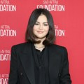 Cherry Moka nokti su klasika koju želimo za praznike, a nosi je i Selena Gomez