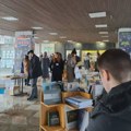 Počeo „Blokadni bazar knjiga“ na platou kod Filozofskog, sav novac ide za pomoć studentima u blokadi (FOTO)