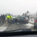 Devojka povređena u udesu kod Kraljeva: Bila u automobilu koji se sudario sa kamionom (foto)