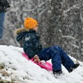 Ma ko kaže da deca samo uz telefon umeju da se zabave: Pogledajte vi ove zimske igrarije u Pirotu