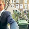 "To sam ja, princ": Kamera zabeležila zbunjenog Harija dok kuca na pogrešna vrata duž čitave ulice u Londonu