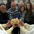 Srbi prognani iz Južne Mitrovice slave hramovnu slavu: Vernici obeležili Prenos moštiju Svetog Save