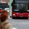 Šapčani zanemeli: Muškarac u gaćama ušetao u autobus usred bela dana