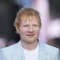 Ed Širan pokazao talenat i u likovnoj umetnosti: Slike pop muzičara na humanitarnoj izložbi