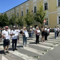 Građani Loznice obeležili devet meseci od pada nadstrešnice Železničke stanice u Novom Sadu: 16 belih ruža za 16 nastradalih…