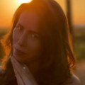 Zbog ovih snimaka gore društvene mreže: Naša pevačica isklesala trbušnjake, pa pozirala u kupaćem VIDEO