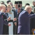 Tramp izašao iz aviona, pa odmah počeo da đuska! Uzeo zastave u ruke pa počeo da maše njima! Upravo je okončao još jedan…