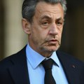 Sarkozi se švrćka po Karibima: Uslikali ga kako trčkara po plaži, jedan detalj svima zapao za oko