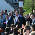 Vučić u Lučanima, razgovara sa meštanima i obilazi porodicu Repanović koja je izbegla sa KiM (video)