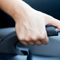 Da li pri parkiranju uvek treba povući ručnu kočnicu? Većina vozača godinama pravi istu grešku