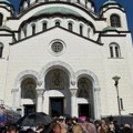 Ispred Hrama Svetog Save kolona: Glumica sa maramom na glavi čeka da se pokloni pojasu Presvete Bogorodice