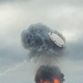 Rusi digli u vazduh svoje skladište nafte?! Kruže neverovatni snimci: Raketa promašuje ukrajinski dron, naglo skreće - sledi…
