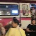 (Video) Metro iskočio iz šina! Panika u Istanbulu: Putnici trčeći napuštaju vagone, beže napolje preko šina, ima povređenih!…