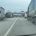 NA BATROVCIMA I ŠIDU PUTNIČKA VOZILA ČEKAJU OKO 30 MINUTA: Kamioni na izlazu iz Srbije i do tri sata