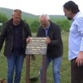 Deveti put srušena spomen-ploča otetim novinarima na KiM Ranku Pereniću i Đuru Slavuju