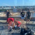 (Foto) Jezive scene na Gazeli! Muškarac sav u krvi leži nasred ulice: Saobraćaj blokiran, ogromne kolone u smeru ka gradu