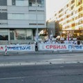 Maloletnik priveden u Kragujevcu zbog skidanja zastava sa štanda SNS-a