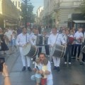Tapani, harmonike i narodno veselje kao uvertira za "taš": Dragan Kojić Keba napravio spektakl u Knez Mihailovoj ulici (foto)